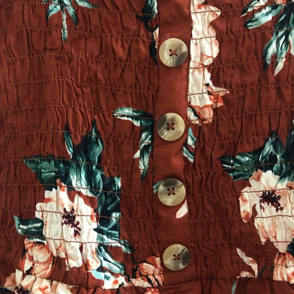 ✨ NWT cinched floral romper - Picture 2 of 3